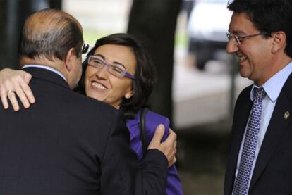 La ministra de Medio Ambiente, Rosa Aguilar, saluda ayer en Vitoria a Txarli Prieto en presencia del alcalde, Patxi Lazcoz.