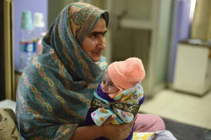Sartaj con su hija de 15 días Kinza, ingresada por diarrea en un hospital de Islamabad (Pakistán), el pasado mes de diciembre.