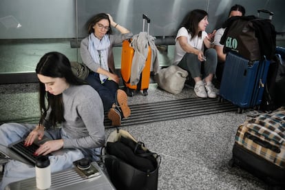 Varias personas sentadas en el suelo, esperan en la estación de Atocha-Almudena Grandes este lunes 5 de mayo.