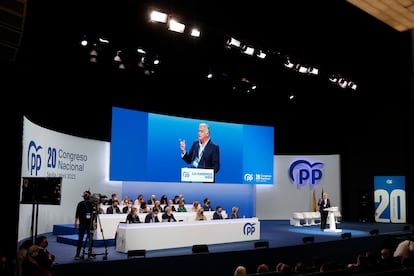 El presidente del Comité Organizador del Congreso Nacional del PP, Esteban González Pons interviene en el cónclave de los populares en Sevilla este viernes.