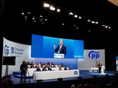 El presidente del Comité Organizador del Congreso Nacional del PP, Esteban González Pons interviene en el cónclave de los populares en Sevilla este viernes.