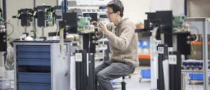 Un trabajador de la empresa UBS (United Barcode Systems) de Vilassar de Mar (Barcelona).