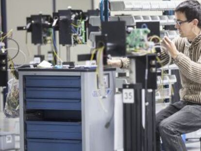 Un trabajador de la empresa UBS (United Barcode Systems) de Vilassar de Mar (Barcelona).