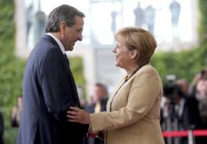 La canciller alemana, Angela Merkel (d), recibe al primer ministro griego, Andonis Samaras (i). EFE/Archivo