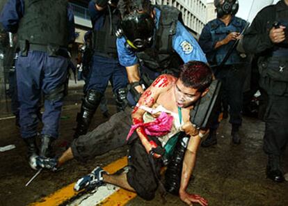 La policía detiene a un manifestante contra la cumbre de la UE y América Latina en Guadalajara.
