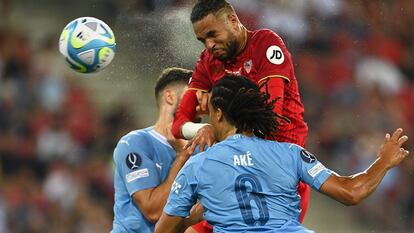 Youssef En-Nesyri cabecea a gol el primer tanto del Sevilla ante el Manchester City este miércoles.