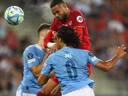 Youssef En-Nesyri cabecea a gol el primer tanto del Sevilla ante el Manchester City este miércoles.