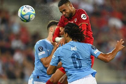 Youssef En-Nesyri cabecea a gol el primer tanto del Sevilla ante el Manchester City este miércoles.