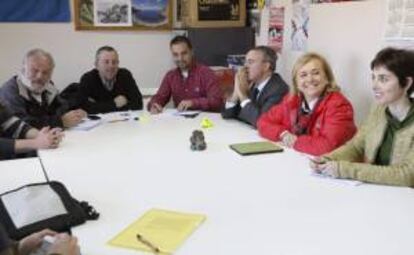 El eurodiputado del PP Salvador Garriga (3d), la presidenta del PP de Asturias, Mercedes Fernández (2d) y la portavoz adjunta del PP en la Junta General del Principado, Emma Ramos (d), durante la reunión que han mantenido hoy con miembros del comité de Empresa de la fabrica de amortiguadores de Tenneco en Gijón.