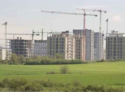 Bloques de viviendas en construcción en el nuevo barrio de Zabalgana, en Vitoria.