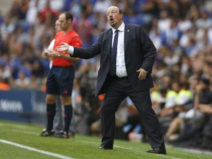 Ben&iacute;tez, dando instrucciones a sus futbolistas. 