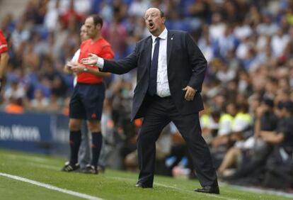 Ben&iacute;tez, dando instrucciones a sus futbolistas. 