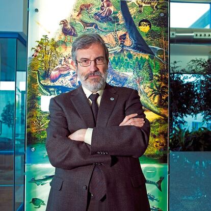 <strong>El director del Centro de Astrobiología del INTA-CSIC y científico principal de la estación meteorológica REMS ha cumplido el sueño de tocar el planeta rojo. </strong></p><p>Por<strong> Luis Miguel Ariza es periodista especializado en ciencia y colaborador de El País</strong></p><p>Para el ingeniero madrileño Javier Gómez-Elvira (55 años), los famosos cuatro minutos del terror se alargaron durante más de un cuarto de hora, mientras esperaba, junto con otros colegas y en una gran sala del Laboratorio de Propulsión a Chorro de la NASA, que la sonda Curiosity depositara con delicadeza un fabuloso rover sobre la superficie marciana. El momento crítico, el pasado 6 de agosto, poco antes de las 7.30. “La sensación era como cuando vas a iniciar un viaje en el que no tienes todos los hoteles, los billetes preparados. Sabes que va a ser excitante, pero el estómago lo tienes en un puño”. Todos los sentidos estaban puestos en los datos que llegaban, y nadie se atrevía a imaginar un fracaso. Como director del Centro de Astrobiología del INTA-CSIC y científico principal de la estación meteorológica REMS, el instrumento construido por su equipo, Gómez-Elvira ha cumplido el sueño español de tocar Marte. Algo que vale mucho más que cualquier galardón y que empezó, nos dice este amable científico, en agosto de 1976, cuando una de las naves Viking se posó por vez primera en el planeta rojo. El mundo contuvo entonces el aliento, y aún se están discutiendo los fascinantes resultados obtenidos por las naves. ¿Hay vida en Marte? Las sucesivas misiones no han podido desvelar la incógnita. La Curiosity es un paso más. “Esa pregunta se la dejaría a la siguiente generación de exploradores marcianos”, concluye este experto español. “Marte tiene todavía muchas preguntas sin respuesta”.</p><hr /><p><strong>Luis Miguel Ariza es periodista especializado en ciencia y colaborador de El País<strong></p>