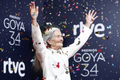 Sánchez, en la alfombra roja, bañada por confeti.