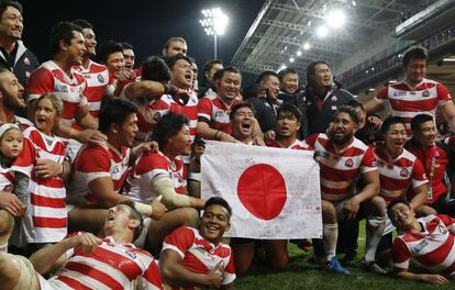 Los japoneses posan tras su último partido.