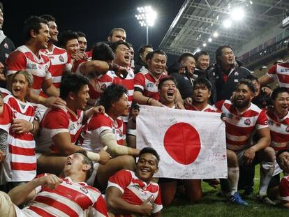 Los japoneses posan tras su último partido.