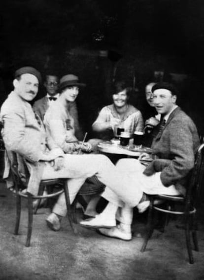 Hemingway en Pamplona en 1925 con los amigos que inspiraron &#039;Fiesta&#039;. De izquierda a derecha, el escritor, Lady Duff Twysden, Hadley Hemingway, y Harold Loeb.