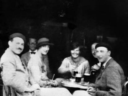 Hemingway em Pamplona, em 1925, com os amigos que inspiraram ‘O Sol Também Se Levanta’. Da esquerda para a direita, o escritor, Lady Duff Twysden, Hadley Hamingway e Harold Loeb.