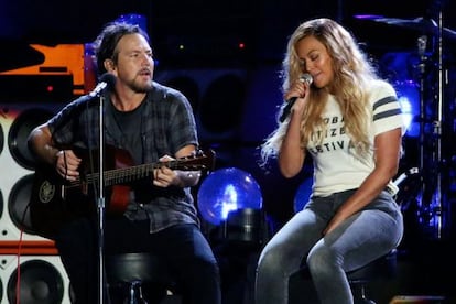 Beyoncé y Eddie Vedder, vocalista de Pearl Jam, tocan a dúo una versió de Redemption Song de Bob Marley en el festival Global Citizen