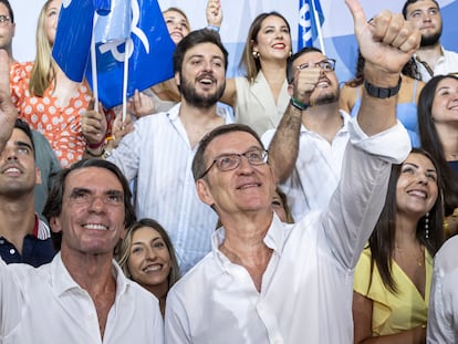 El líder del PP, Alberto Núñez Feijóo, durante un acto de campaña electoral del PP en Murcia junto al expresidente del Gobierno José María Aznar, el pasado día 17 de julio.