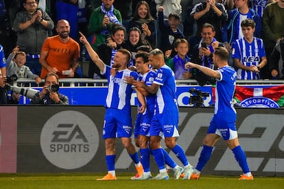 El extremo del Alavés Carlos Vicente Robles (i) celebra con sus compañeros tras anotar un gol ante el Sevilla, durante el partido de la jornada 6 de LaLiga EA Sports este viernes.