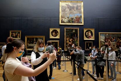 Varias personas toman fotografías en el interior del Museo del Louvre, en París, este miércoles.