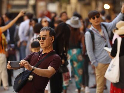 Turistes al barri Gòtic de Barcelona.