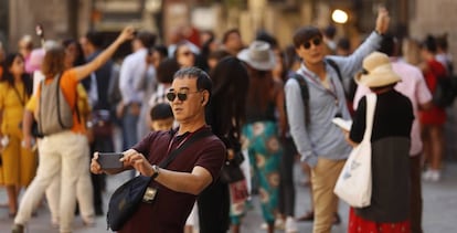 Turistas en el Barrio G&oacute;tico de Barcelona