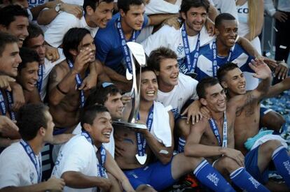 Jugadores de Vélez Sarsfield celebran el título conseguido.