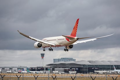 Un avión de Air Infdia aterriza en el aeropuerto londinense de Heathrow.