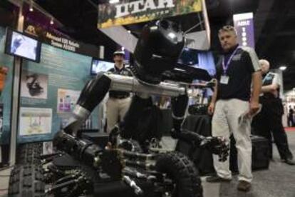 "Robo Sally" (c), un robot desarrollado por el Laboratorio de Física Aplicada de la Universidad Johns Hopkins, creado con fondos del Departamento de Defensa de EE.UU., es controlado por el ingeniero de robótica, Mike Kutzer (detrás, i), durante la feria de la Asociación Internacional para Sistemas de Vehículos No Tripulados el pasado 14 de agosto de 2013.