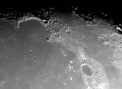 La Luna fotografiada por el autor con una <i>webcam</i> situada en el foco primario de un telescopio Lx200 de 22 cm de diámetro. La imagen es el resultado del alineamiento y añadido de 45 imágenes de 1/250 s cada una.