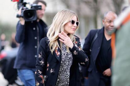 La actriz Sienna Miller acude al desfile de Christian Dior para ver las propuestas para el próximo otoño de Maria Grazia Chiuri para Dior.