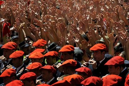 Los txistularis y gaiteros tocan en medio de la plaza del Ayuntamiento minutos después del txupinazo.