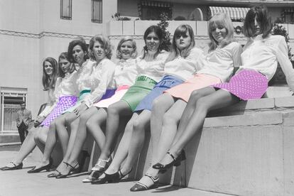 Varias mujeres con minifalda en 1966.