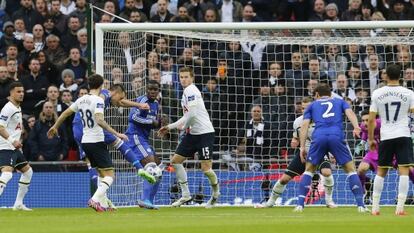 Terry dispara para firmar el primer gol ante el Tottenham.