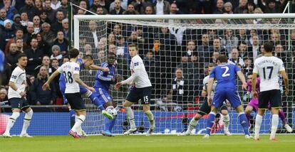 Terry dispara para firmar el primer gol ante el Tottenham.