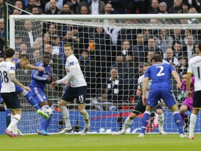 Terry dispara para firmar el primer gol ante el Tottenham.