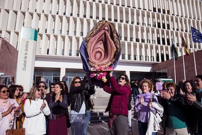 Un grupo de mujeres porta una reproducción de una vagina gigante, ante la Audiencia Provincial de Málaga, momentos antes del inicio del juicio hoy miércoles contra Elisa Mandillo, acusada por participar en procesión del "chumino rebelde" el pasado 8 de marzo del 2013.