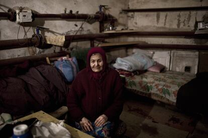 Katia, de 82 años, vive en un refugio construido durante la guerra fría y cuya función era la de albergar a cientos de civiles en caso de ataque nuclear.