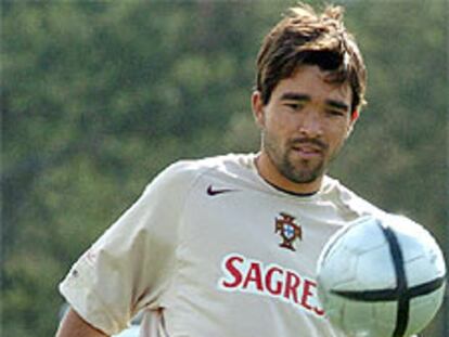 Deco se entretiene haciendo malabarismos con el balón.