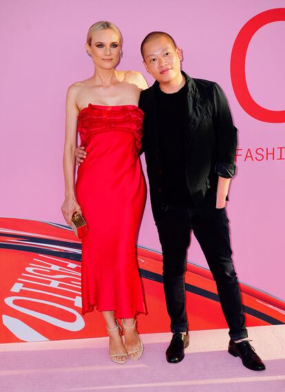 Diane Kruger acompañó a Jason Wu y lució un vestido rojo diseñado por el propio creador.