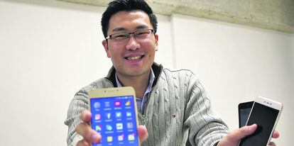 Juan Yuan, cofundador de Weimei, muestra los tres smartphones de su nueva marca de m&oacute;viles. 