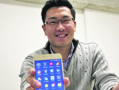 Juan Yuan, cofundador de Weimei, muestra los tres smartphones de su nueva marca de m&oacute;viles. 