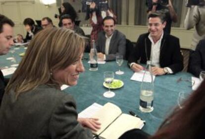Reunión de los firmantes del manifiesto. En primer plano, Chacón.