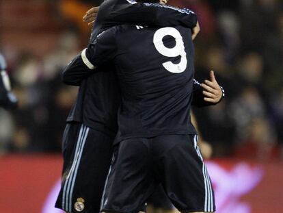 Higuaín y Cristiano Ronaldo se abrazan tras uno de los tres tantos del argentino.