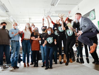 Los trabajadores de una de las cafeterías de Starbucks de Búfalo (Nueva York) celebran los resultados de la votación.