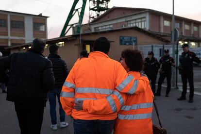 Dos trabajadores de la mina de Súria se abrazan en la entrada de la instalación, el día 9 de marzo de 2023, cuando se produjo el accidente.