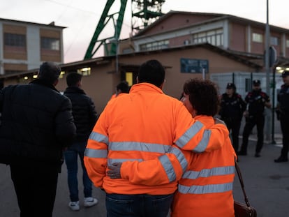 Dos trabajadores de la mina de Súria se abrazan en la entrada de la instalación, el día 9 de marzo de 2023, cuando se produjo el accidente.
