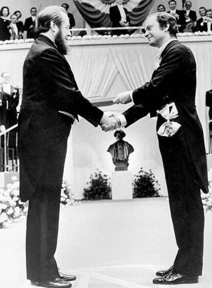 El rey Carlos Gustavo entrega el premio a Solzhenitsin en 1974.